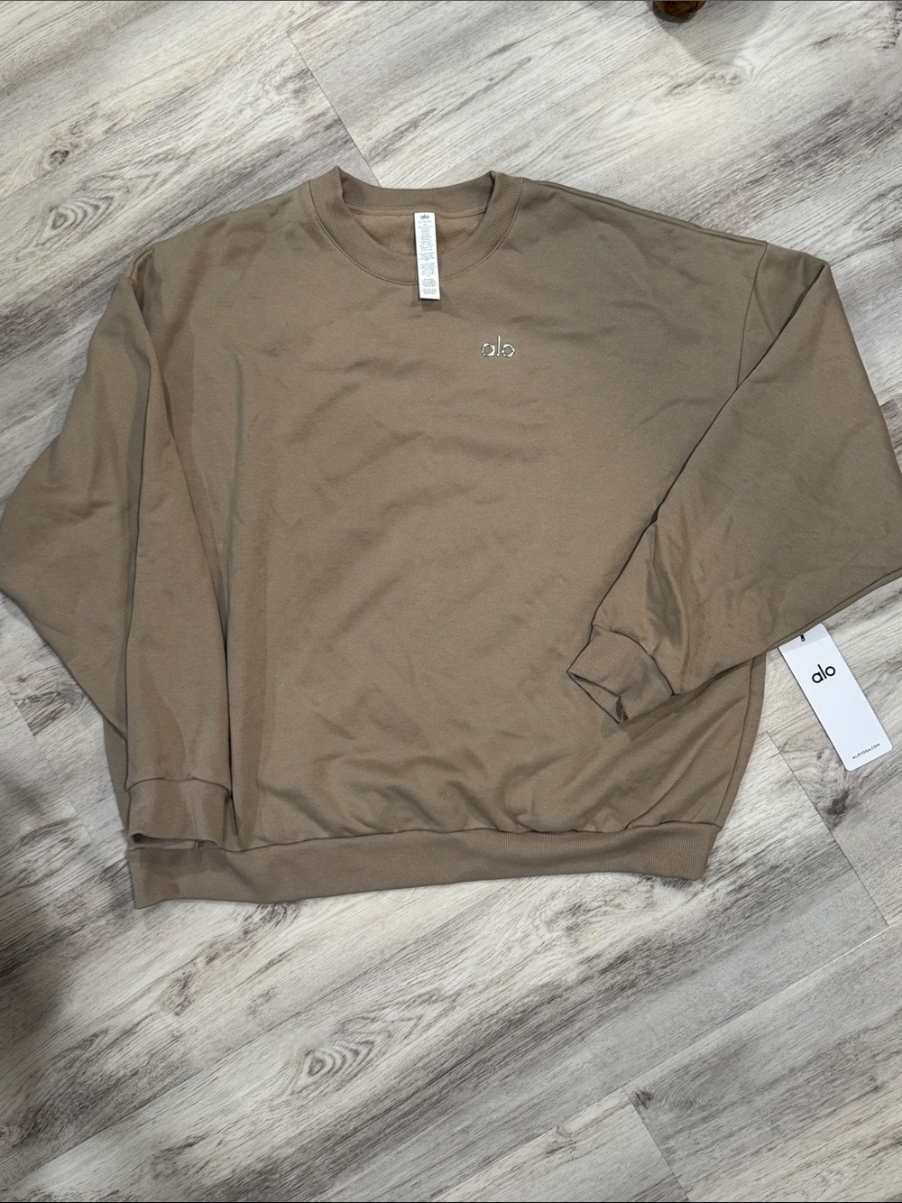 ALO Yoga Women’s Accolade Crew neck  pullover in color- gravel